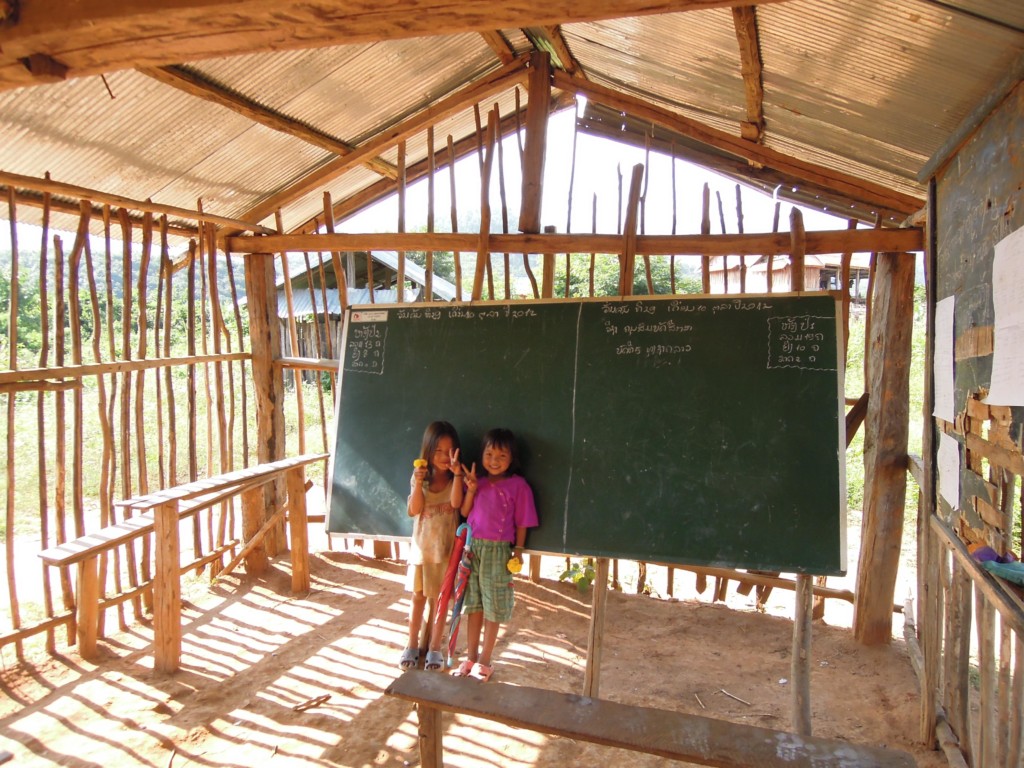 Uczennice wiejskiej szkoły niedaleko Luang Nam Tha, fot. A. Mielczarek