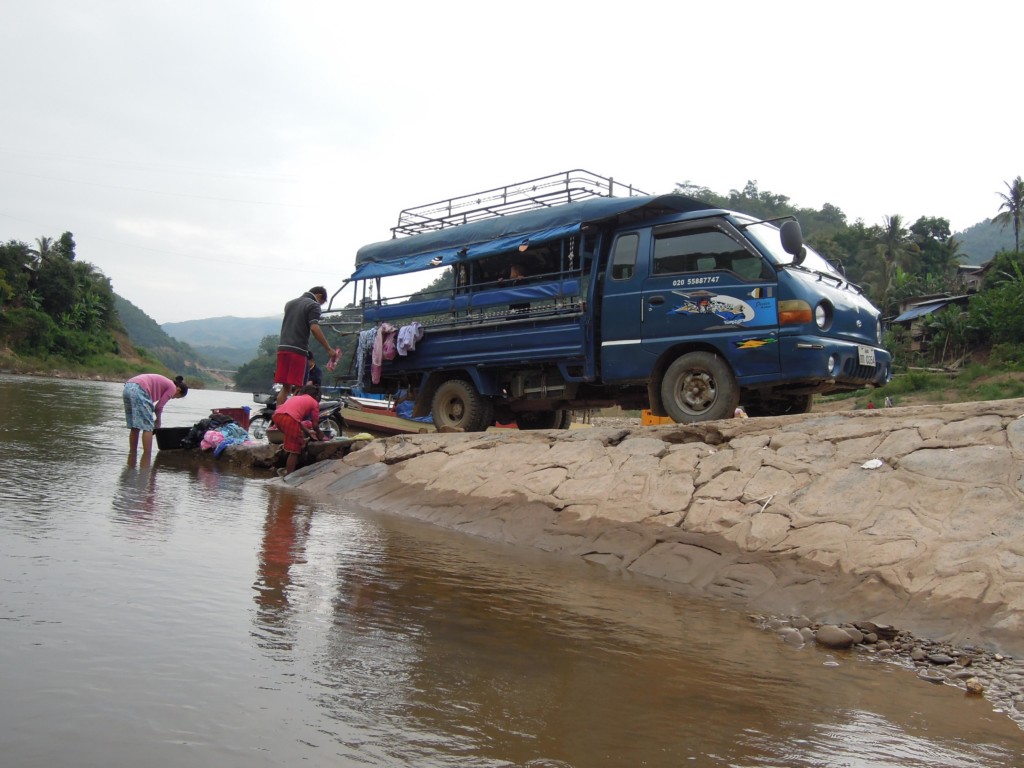Pranie w rzece Nam Ou, zajęcie dla całej rodziny, Muang Khua, fot. A.Mielczarek