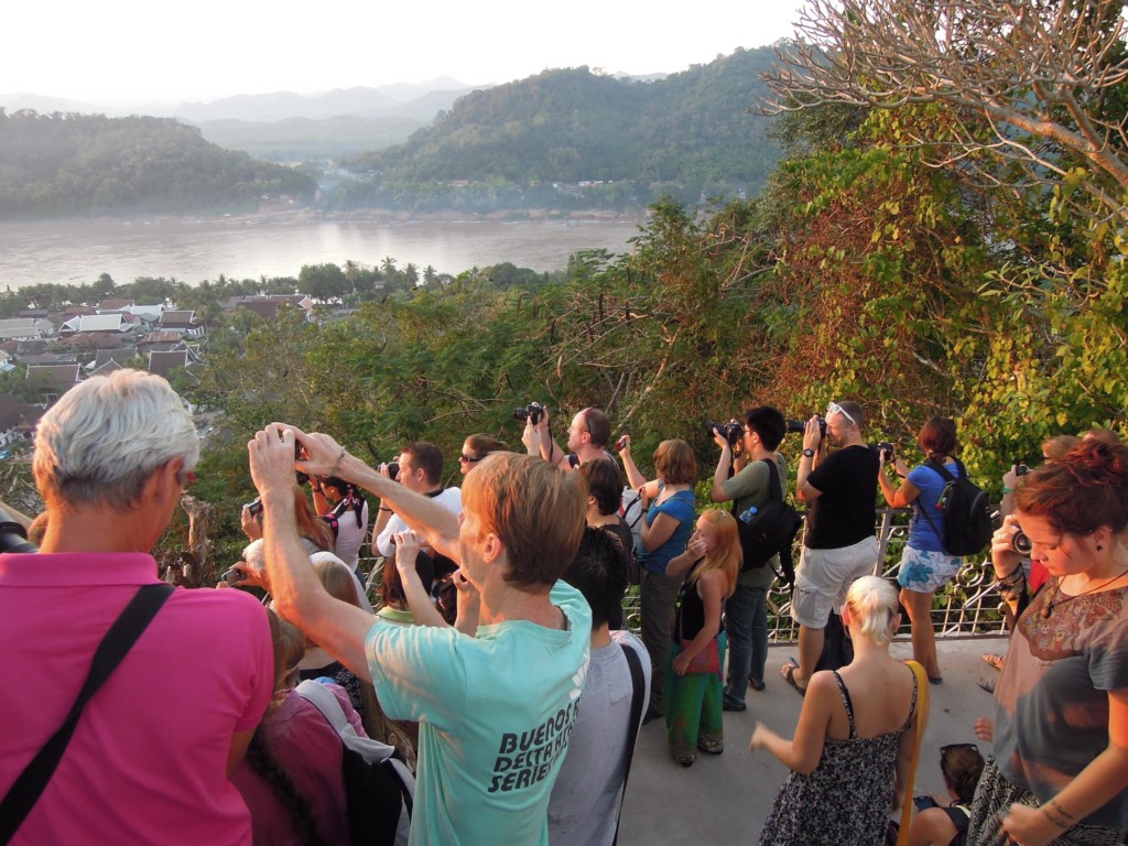 Turyści próbujący uchwycić na zdjęciu widok z Phu Si, fot. M. Lehrmann