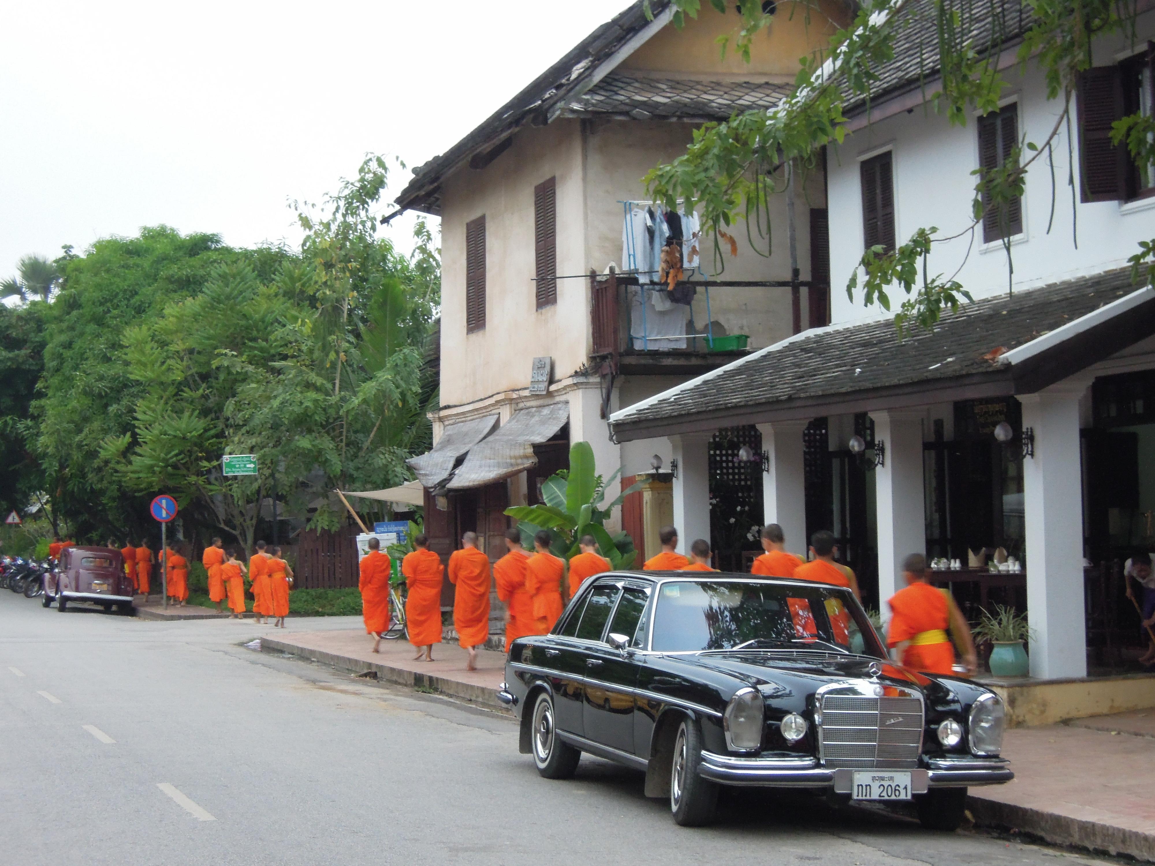 Procesja mnichów o świcie. To zdjęcie mogło być zrobione 50 lat temu. Zdaje się, że w Luang Prabang czas stoi w miejscu, fot. M. Lehrmann