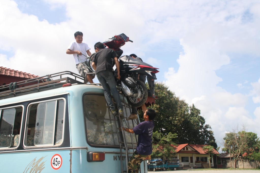 Ładowanie motocykli na autobus w Bokeo, Laos, fot. Pep Puig