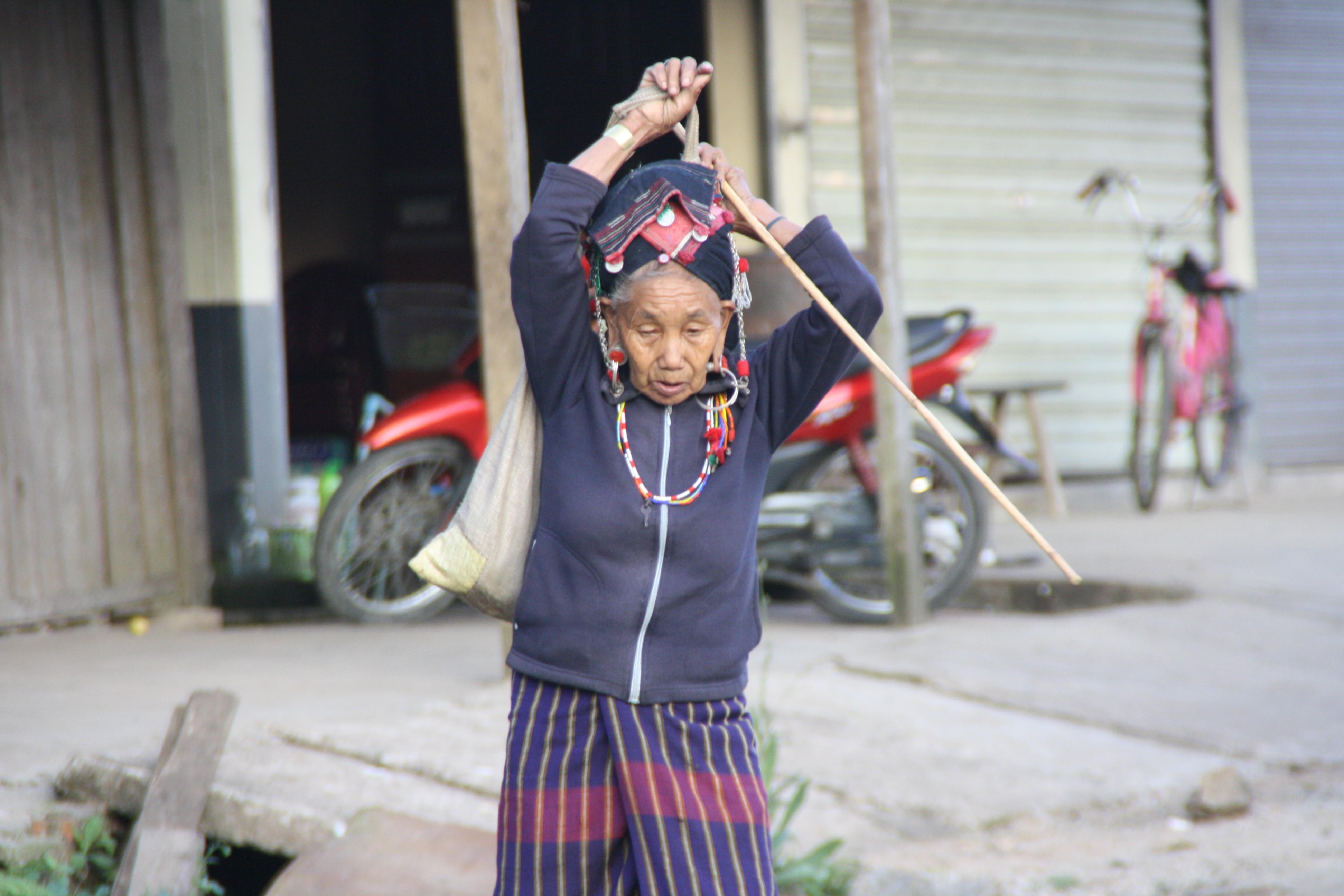 Na poranny targ w Phongsali schodzą się mieszkanki okolicznych plemiennych wiosek, by sprzedawać swoje warzywa i zioła, fot. Pep Puig
