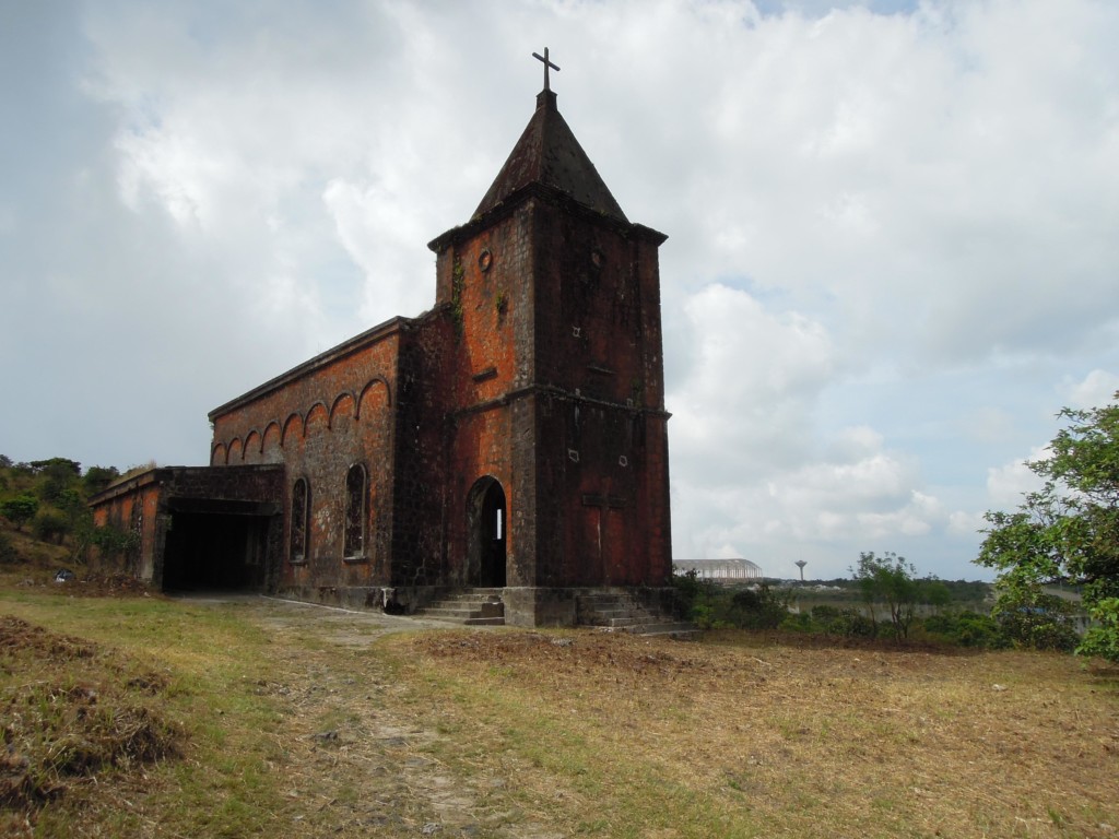 Opuszczony katolicki kościół, przez wiele lat okupowany przez Czerwonych Khmerów, Park Narodowy Bokor, fot. M. Lehrmann