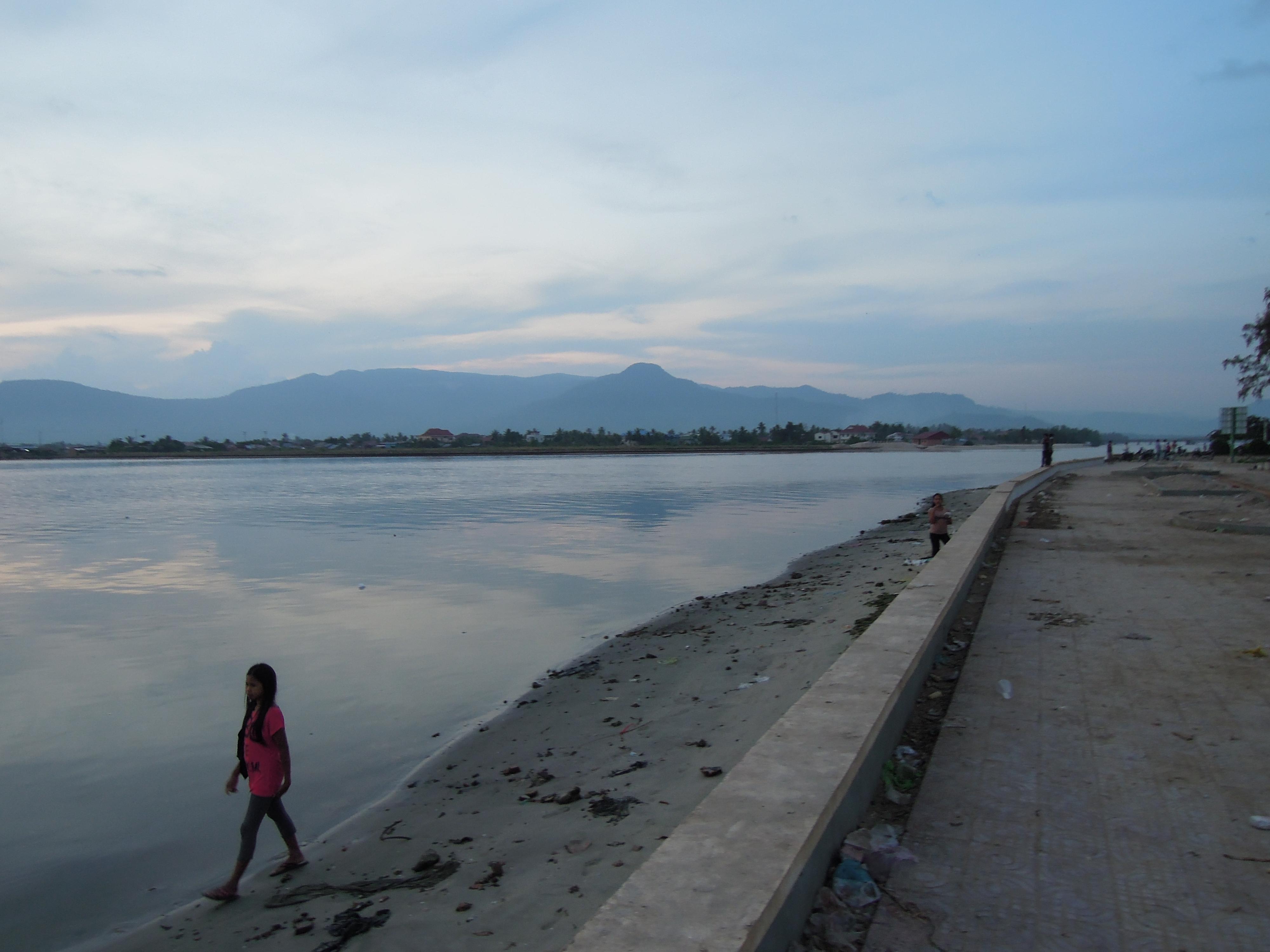 Spacer nad rzeką, Kampot, fot. M. Lehrmann