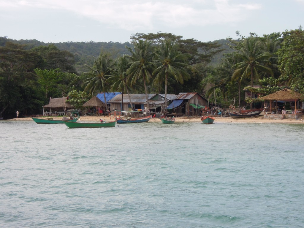 Widok na wioskę z łodzi, Koh Rong Samloem, fot. M. Lehrmann