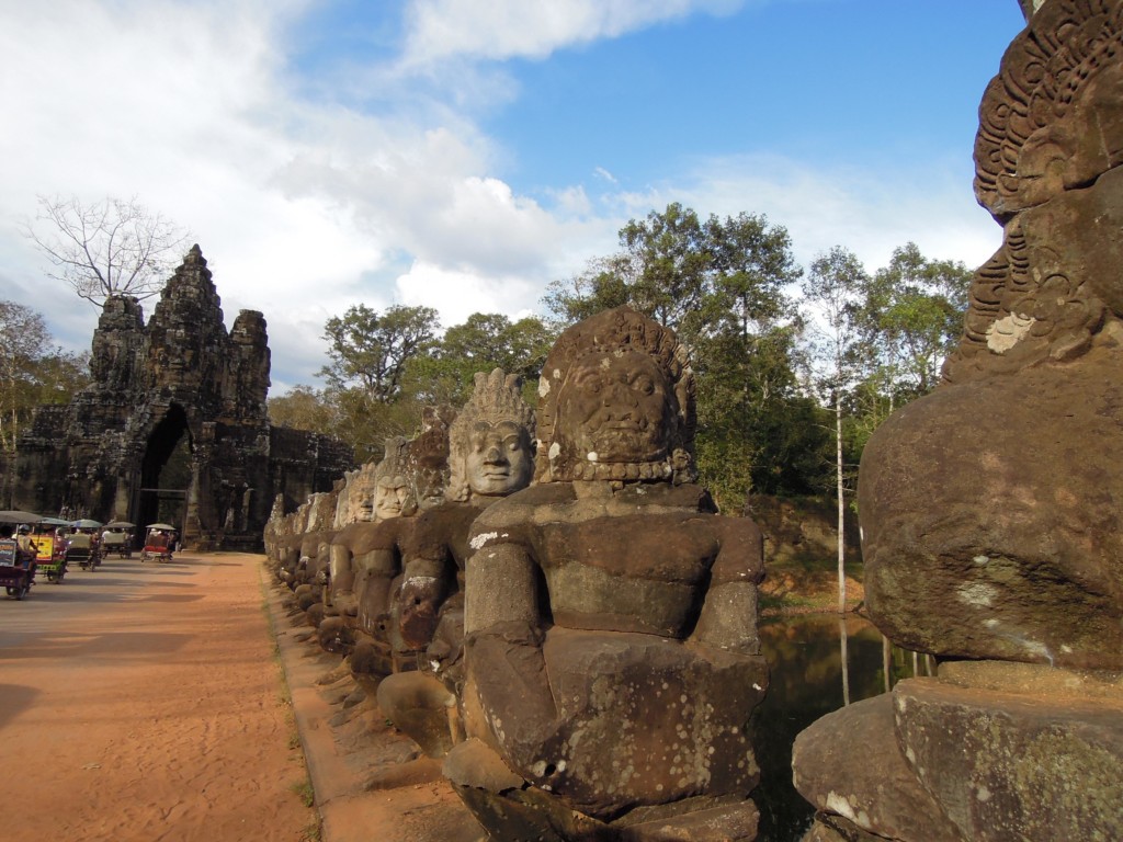 Most prowadzący do Angkor Thom zawiera 154 rzeźby, z jednej strony bogów, z drugiej demonów, trzymających gigantyczne węże, fot. M. Lehrmann
