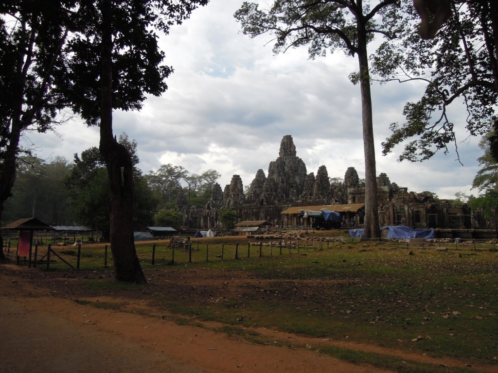 Bayon w kształcie piramidy, położona w centrum starożytnego miasta Angkor Thom, z ponad 200. tajemniczymi kamiennymi twarzami, fot. M. Lehrmann