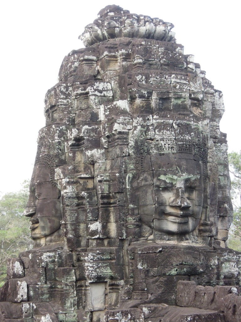 Bayon w kształcie piramidy, położona w centrum starożytnego miasta Angkor Thom, z ponad 200. tajemniczymi kamiennymi twarzami, fot. M. Lehrmann