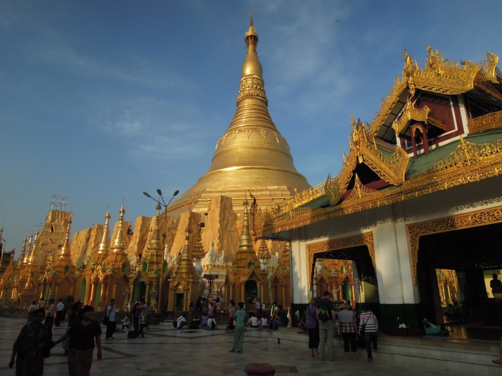 Shwedagon Pagoda widoczna jest niemal z każdego zakątka miasta, fot. M. Lehrmann