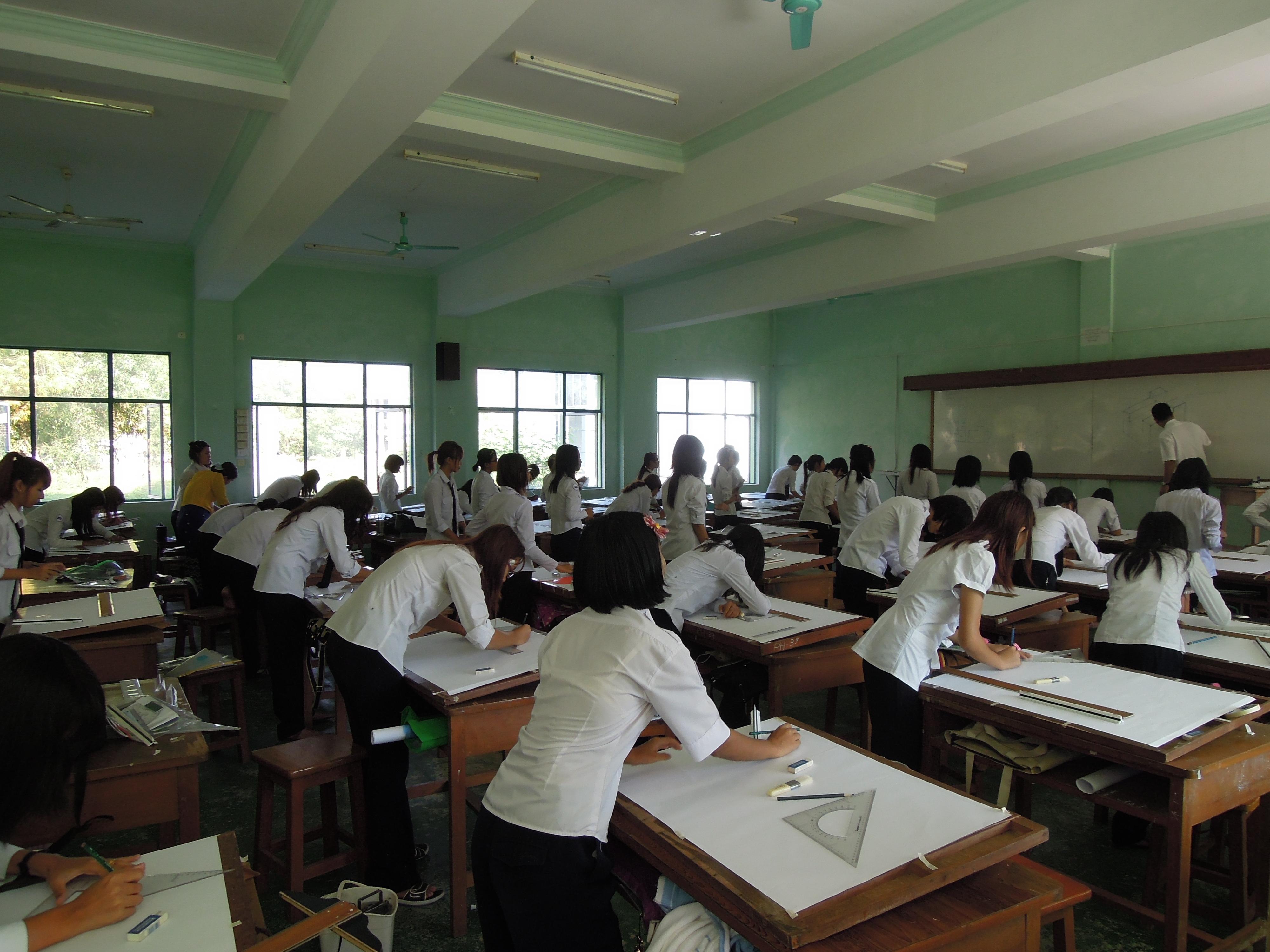 Lekcja rysunku w Akademii Morskiej w Yangoonie. W klasie niemal same kobiety!, fot. M. Lehrmann