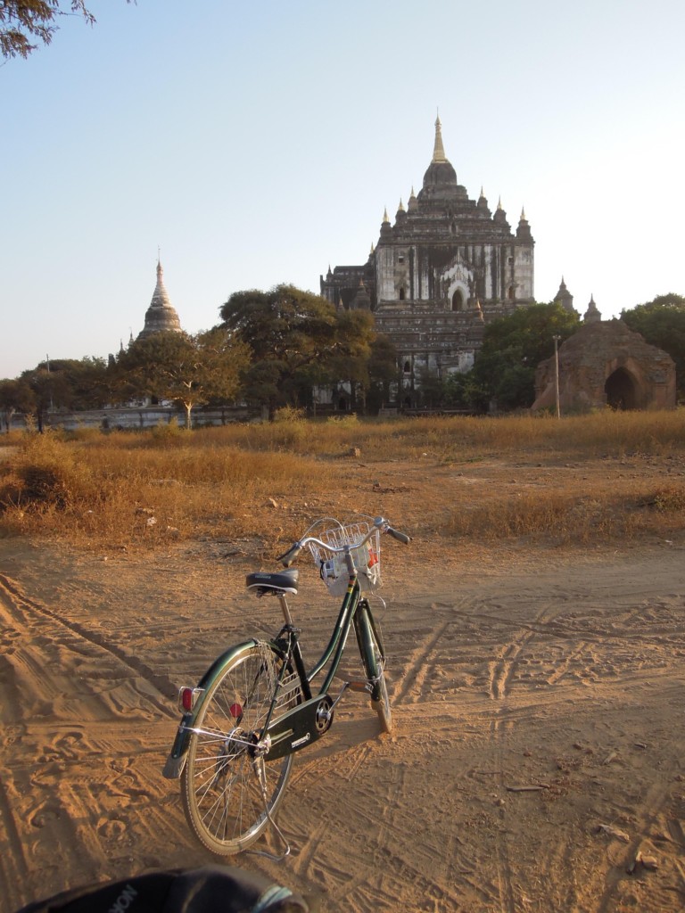 Najwyższa w Bagan Thatbyinnyu Pagoda, XII w. i nasz środek transportu, fot. M. Lehrmann