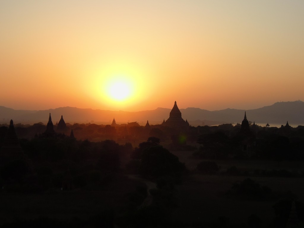 Zachód słońca maluje przepiękny obraz nad Baganem, fot. M. Lehrmann