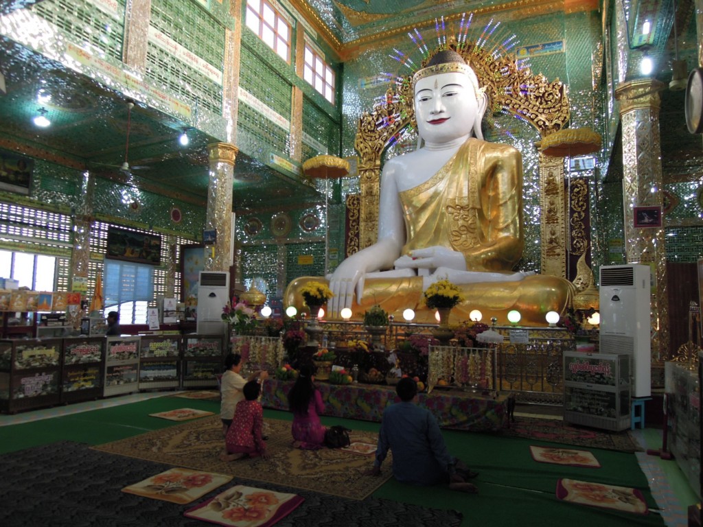 Wierni w świątyni, Sagaing, fot. M. Lehrmann