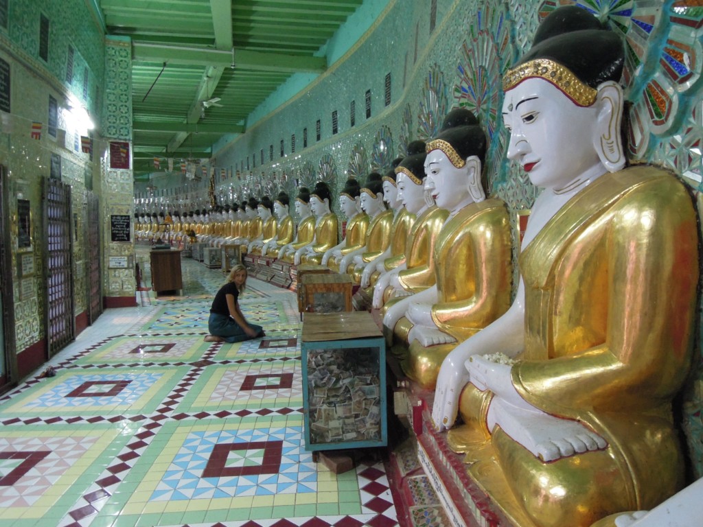 I podglądacze w świątyni, Sagaing, fot. M. Lehrmann