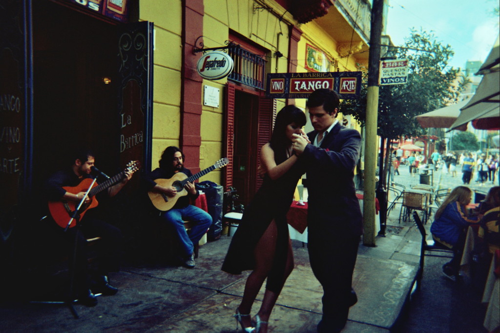 W La Boca można zobaczyć pary tańczące tango, Buenos Aires, fot. M. Lehrmann