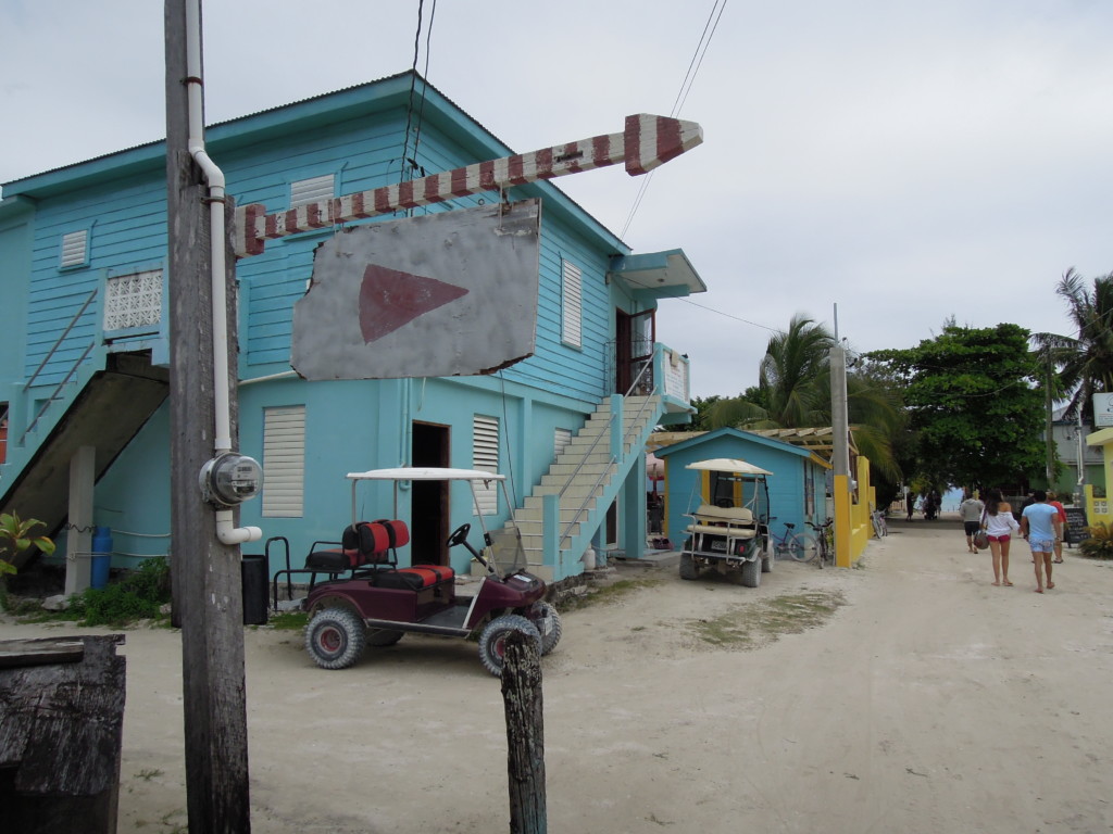 Wózki golfowe i rowery to jedyne środki transportu na wyspie, Caye Caulker, Belize, fot. M. Lehrmann