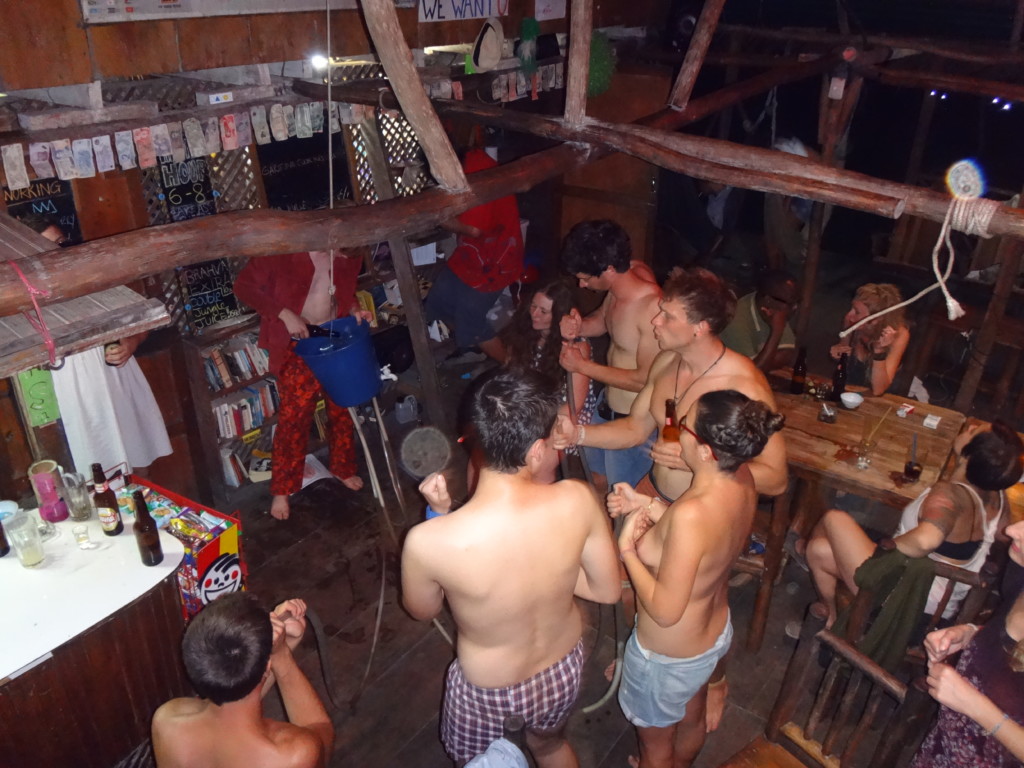 Piwny bong w Casa de la Iguana, impreza w Livingston, Gwatemala, fot. M. Lehrmann