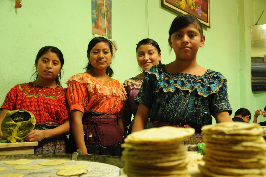 Kobiety przygotowują tradycyjne tortille, Gwatemala, fot. Ulka Kupińska