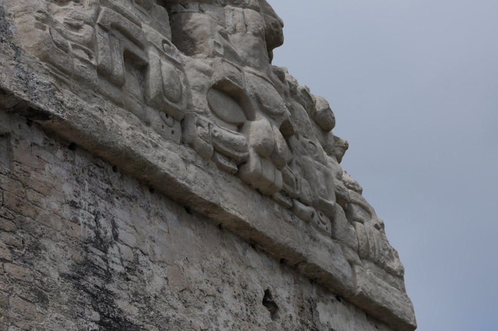 Płaskorzeźby zdobiące Świątynię II, niegdyś bliźniaczą wieżę Świątyni Wielkiego Jaguara, Tikal, Gwatemala, fot. Ulka Kupińska