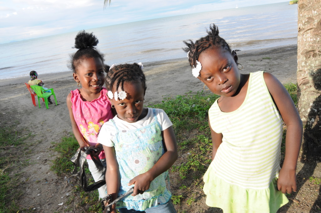 Dzieci towarzyszą nam na brudnej niestety plaży, Livingston, Gwatemala, fot. Ula Kupińska