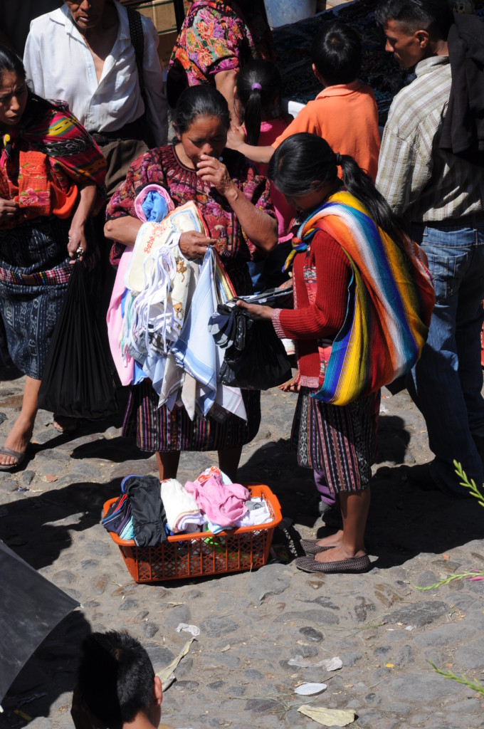Transakcja handlowa, Chichicastenango, Gwatemala, fot. Ula Kupińska