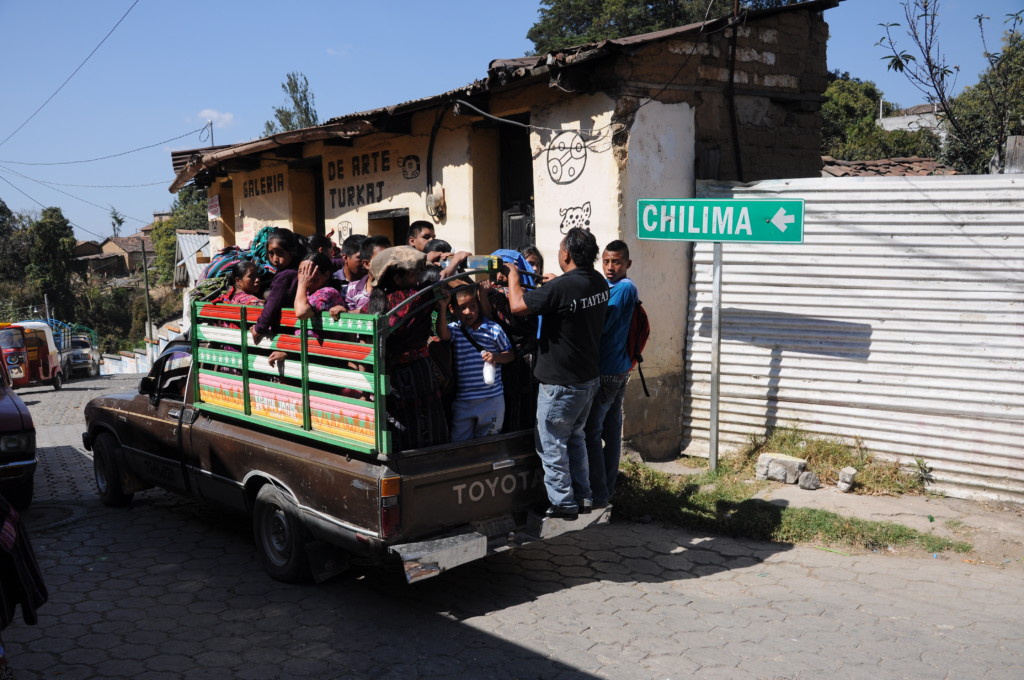 Mieszkańcy okolicznych wiosek wracają po targu do domu, Chichicastenango, Gwatemala, fot. Ula Kupińska