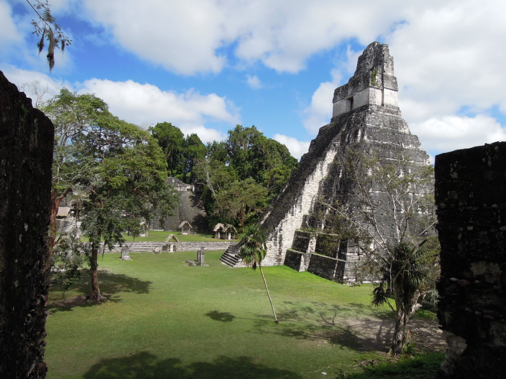 Świątynia Wielkiego Jaguara. W grobowcu znaleziono 180 przedmiotów z jadeitu, uważanego przez Majów za najcenniejszy kamień, Tikal, Gwatemala, fot. M. Lehrmann