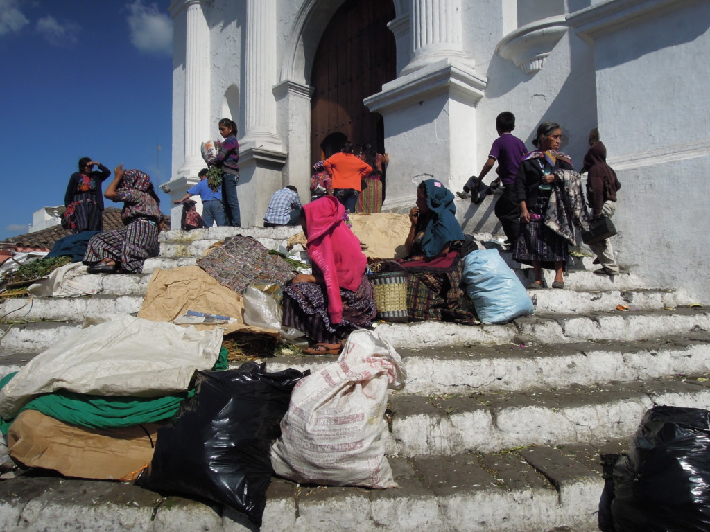 Santo Tomas jest miejscem rytuałów więcej mających wspólnego z przedchrześcijańskimi wierzeniami niż doktryną kościoła, Chichicastenango, Gwatemala, fot. Martin Lehrmann