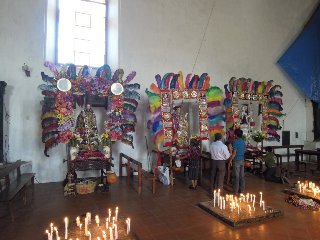 Ubrane w złoto figurki w kościele Santo Tomas, Chichicastenango, Gwatemala, fot. Martin Lehrmann
