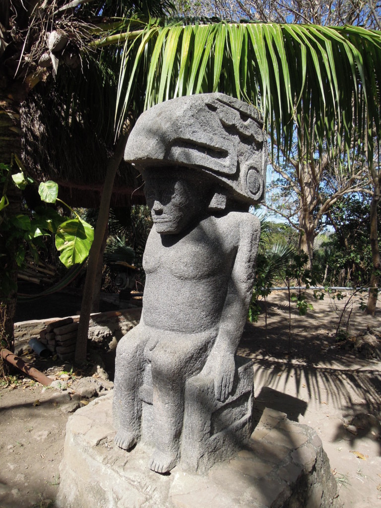 Kamienny idol cywilizacji prekolumbijskiej, Isla de Ometepe, Nikaragua, fot. A. Mielczarek