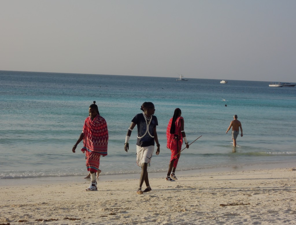 Hakuna matata, wyluzowane chłopaki na plaży Zanzibaru, fot. A. Mielczarek