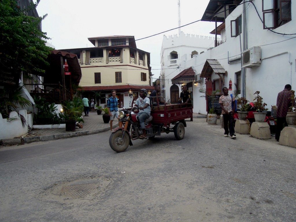 Przybrzeżne ulice są szersze, tam poruszają się samochody i inne pojazdy, Stone Town, Zanzibar, Tanzania, fot. A. Mielczarek